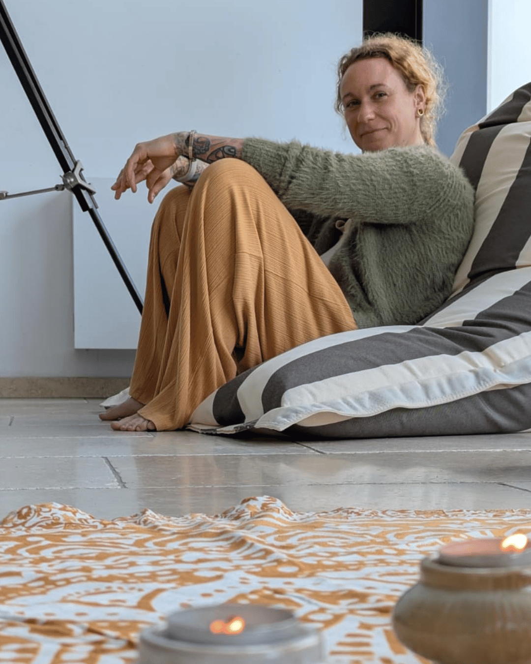 1 Frau am Fenster mit Notizbuch